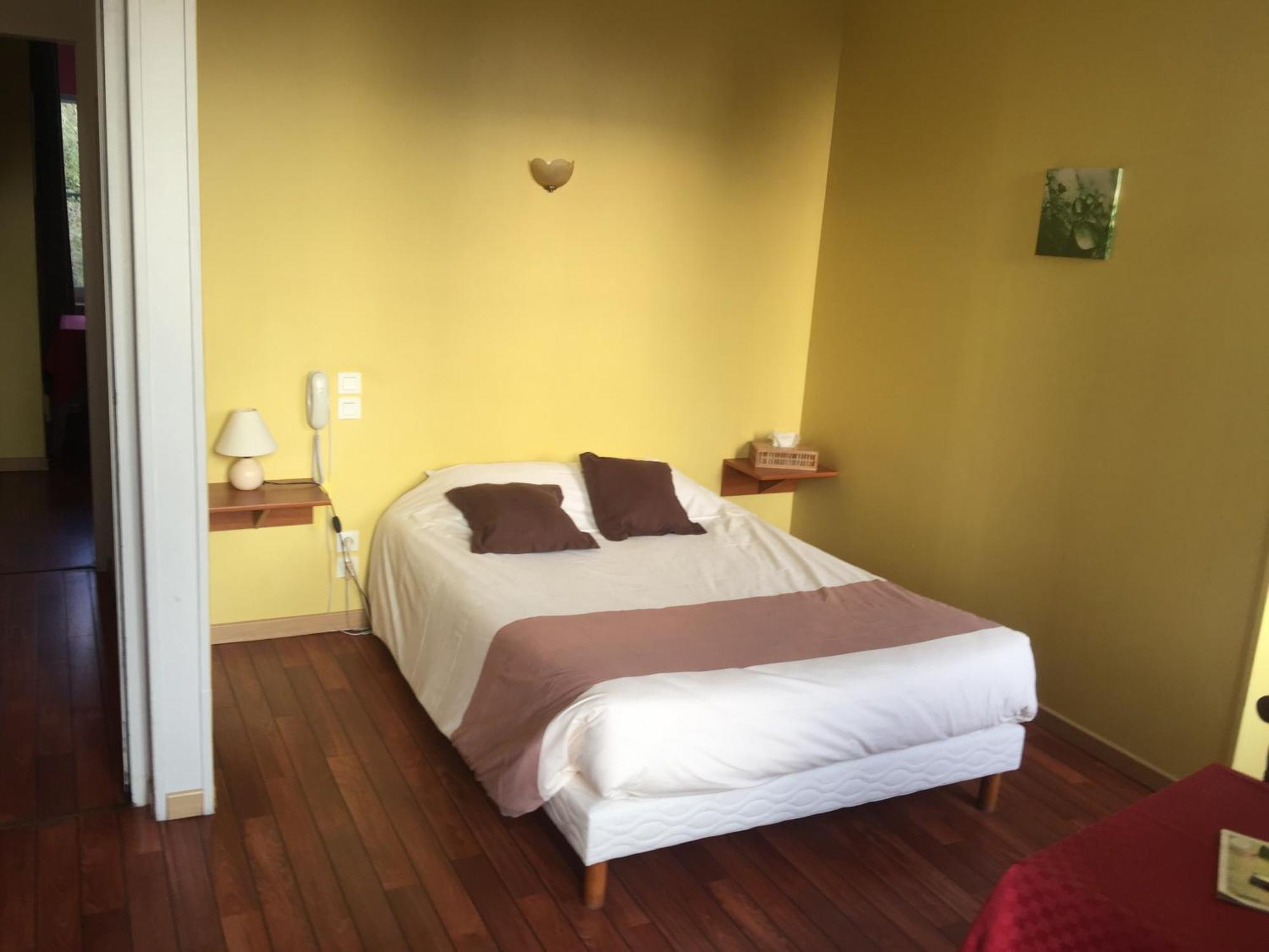 Hotel Au Pere Tranquille Tinchebray-Bocage Exterior foto